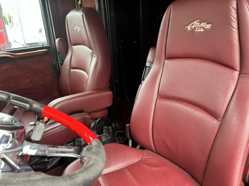 
								1993 Peterbilt 379 – New Engine full									