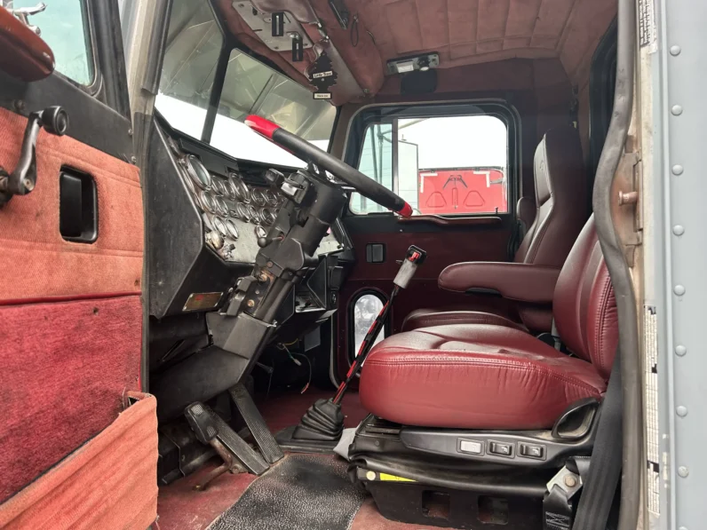 
								1993 Peterbilt 379 – New Engine full									