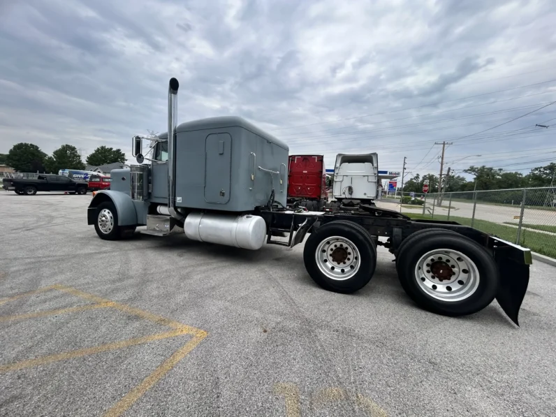 
								1993 Peterbilt 379 – New Engine full									