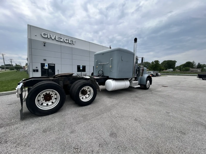 
								1993 Peterbilt 379 – New Engine full									