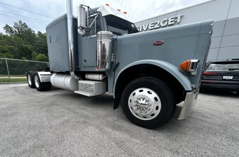 
								1993 Peterbilt 379 – New Engine full									
