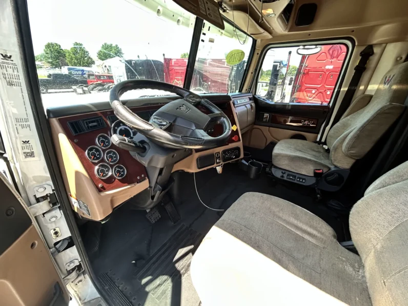 
								2018 WESTERN STAR 5700XE full									
