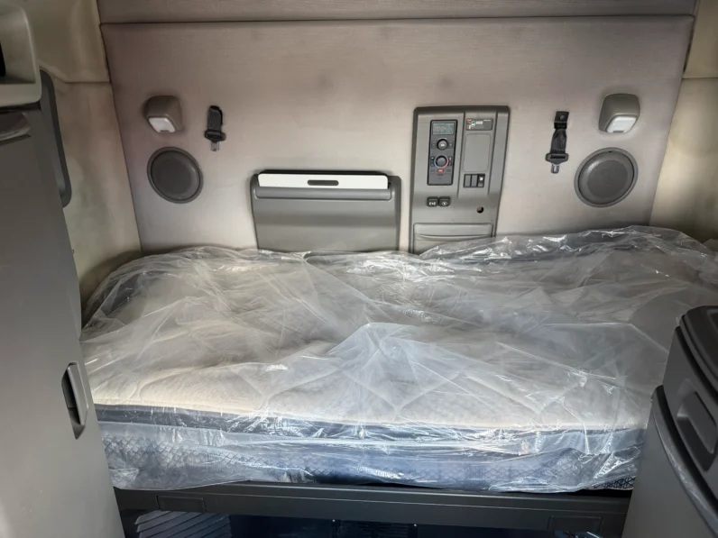 
								2019 VOLVO VNL740 full									