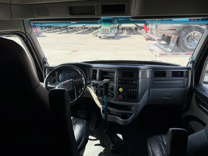 
								2022 PETERBILT 579 full									