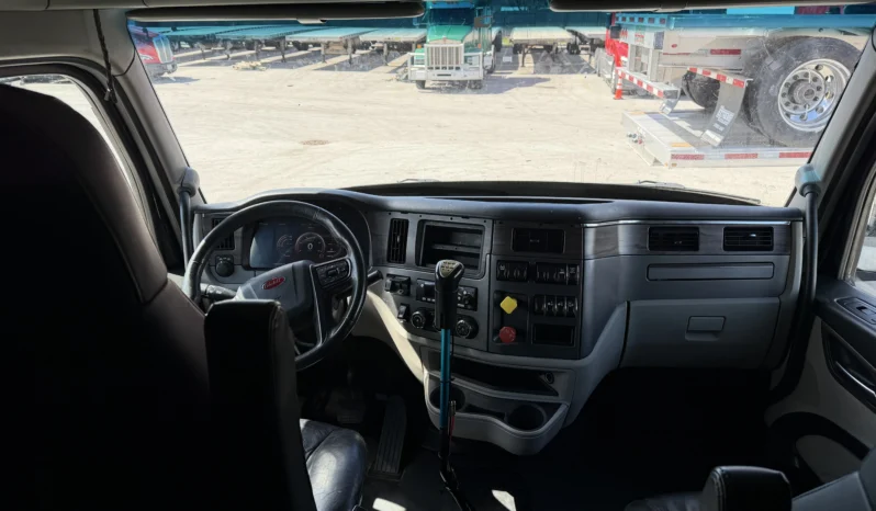 
								2022 PETERBILT 579 full									