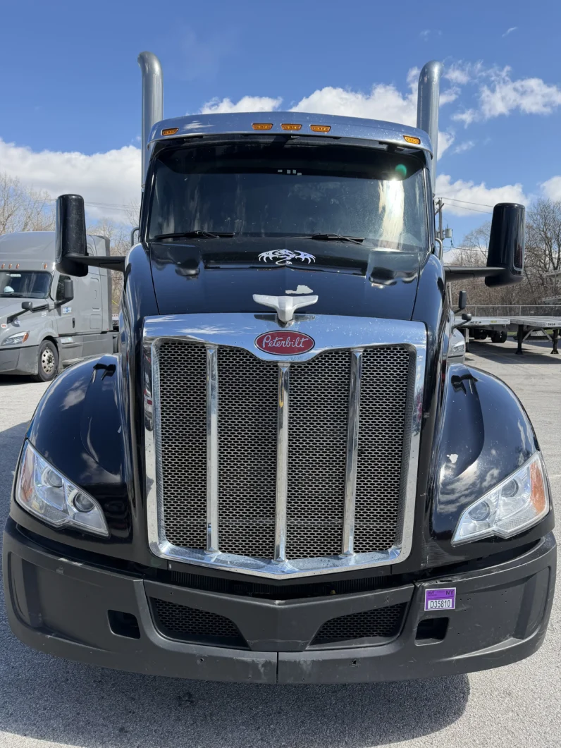 
								2022 PETERBILT 579 full									