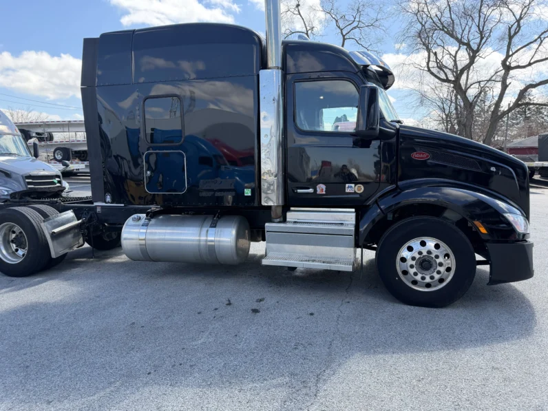 
								2022 PETERBILT 579 full									
